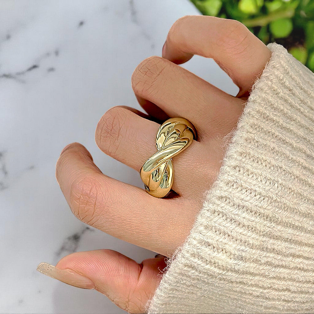 Selene Twist Ring